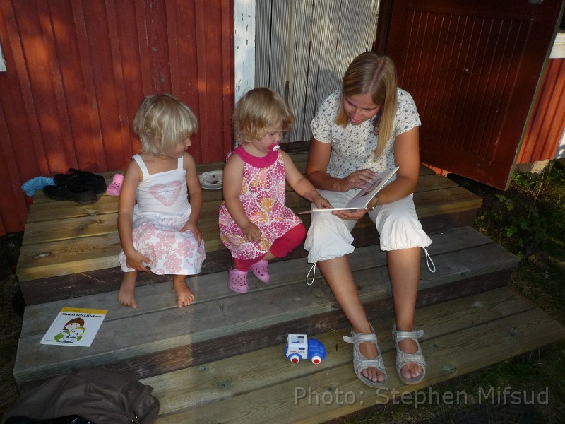 Bennas2010-1030370.jpg - Malin reading a tale to the kids.